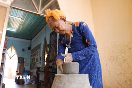 Nghệ nhân Trượng Thị Gạch miệt mài tham gia bảo tồn nghề gốm truyền thống tại Hợp tác xã gốm Chăm Bàu Trúc (xã Ninh Phước, Khánh Hòa). (Ảnh: Nguyễn Thành/TTXVN)