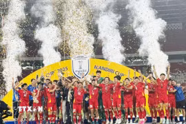 Các cầu thủ U23 Việt Nam hân hoan nâng cao cúp vô địch U23 Đông Nam Á 2025 trên sân Gelora Bung Karno. (Ảnh: Văn Phong/TTXVN)