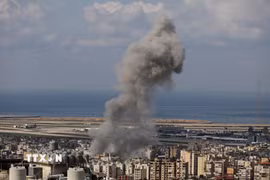Khói bốc lên từ địa điểm ở Beirut, Liban sau cuộc tập kích của Israel ngày 4/3/2026. (Ảnh: THX/TTXVN)