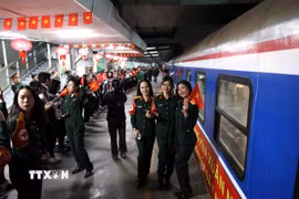 Các nữ quân nhân ghi lại những kỷ niệm trước khi lên đường thực hiện nhiệm vụ. (Ảnh: An Đăng/TTXVN)