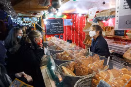 Người dân mua sắm tại một chợ ở Brussels, Bỉ. (Ảnh: THX/TTXVN)