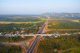 Gói thầu số 3, Cao tốc Khánh Hòa-Buôn Ma Thuột do Công ty Cổ phần Xây dựng và Lắp máy Trung Nam thi công. (Ảnh: TTXVN phát)