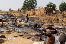 Hiện trường một vụ tấn công tại một ngôi làng ở Nigeria. (Ảnh: AFP/ TTXVN)