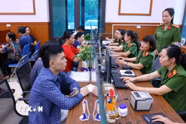 Cán bộ, chiến sỹ Công an phường Hoa Lư, tỉnh Ninh Bình tiếp nhận và giải quyết thủ tục hành chính của người dân tại Trung tâm hành chính công. (Ảnh: Phạm Kiên/TTXVN)