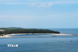 Bãi tắm hình bán nguyệt ở bờ Bắc cửa biển Thuận An, thành phố Huế. (Ảnh: Nguyên Lý/TTXVN)