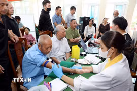 Thu nhận mẫu sinh phẩm ADN thân nhân liệt sỹ chưa xác định được thông tin trên địa bàn tỉnh Lạng Sơn. (Ảnh: Văn Đạt/TTXVN)