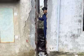 Một ngôi nhà của người dân thôn Vĩnh Xuân, xã Tuy An Tây (Đắk Lắk) bị tách đôi do hiện tượng sụt lún và sạt lở đất. (Ảnh: Tường Quân/TTXVN)