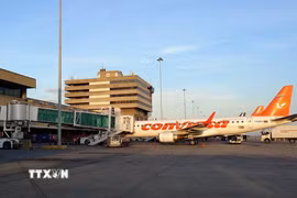 Máy bay của hãng hàng không Conviasa dừng đỗ đón trả khách tại Sân bay Quốc tế Simon Bolivar Maiquetia, cách thủ đô Caracas của Venezuela 20 km. (Ảnh: Phi Hùng/TTXVN)