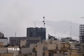 Khói bốc lên từ thủ đô Tehran, Iran sau cuộc oanh kích của Israel ngày 28/2/2026. (Ảnh: THX/TTXVN)