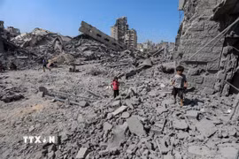 Cảnh tàn phá sau các cuộc không kích của Israel xuống Dải Gaza. (Ảnh: THX/TTXVN)