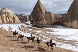 Khách du lịch tại Cappadocia, Thổ Nhĩ Kỳ. (Ảnh: THX/TTXVN)