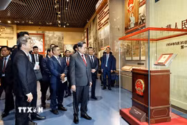 Chủ tịch Quốc hội Trần Thanh Mẫn và Đoàn đại biểu cấp cao Việt Nam tham quan Bảo tàng Lịch sử Đảng Cộng sản Trung Quốc. (Ảnh: Doãn Tấn/TTXVN)