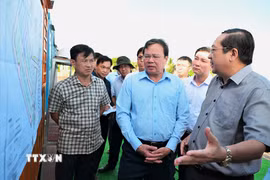 Chủ tịch Ủy ban Nhân dân tỉnh Tây Ninh Lê Văn Hẳn (áo xanh) kiểm tra tiến độ các dự án giao thông trọng điểm, yêu cầu tập trung tháo gỡ khó khăn, đẩy nhanh tiến độ thực hiện. (Ảnh: Bùi Giang/TTXVN)