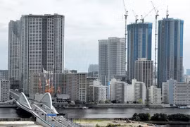 Các tòa nhà chung cư cao tầng tại khu vực ven sông thuộc quận Chuo, Tokyo. (Ảnh: asahi)