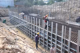 Dự án xây dựng cầu Văn Thánh thuộc phường Bình Thuận đang được đẩy nhanh tiến độ giải ngân vốn đầu tư công. (Ảnh: Nguyễn Thanh/TTXVN)
