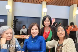 Bà Trần Thu Dung (ngoài cùng bên phải) trong một hoạt động quảng bá văn hóa Việt Nam tại Geneve (Thụy Sĩ). (Ảnh: TTXVN phát)