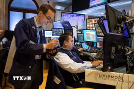 Giao dịch viên tại sàn chứng khoán New York, Mỹ. (Ảnh: THX/TTXVN)