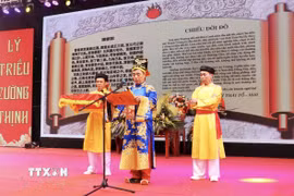 Quan đám đọc Chiếu dời Đô. (Ảnh: Đỗ Huyền/TTXVN)