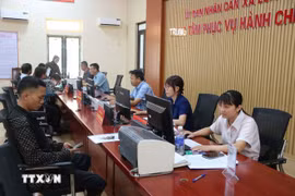 Hoạt động tại Trung tâm Phục vụ hành chính công xã Long Hưng (tỉnh Hưng Yên). (Ảnh: Thu Hoài/TTXVN)