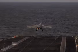Một chiếc F/A-18E Super Hornet thuộc Phi đội Chiến đấu Cơ (VFA) 14 cất cánh từ sàn đáp của tàu sân bay lớp Nimitz USS Abraham Lincoln trên Biển Arab. (Ảnh: Hải quân Mỹ)
