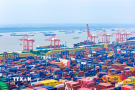 Quang cảnh cảng hàng hóa ở tỉnh Giang Tô, Trung Quốc. (Ảnh: THX/TTXVN)