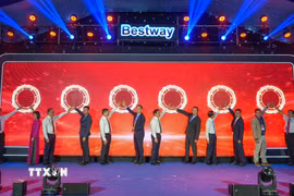 Các đại biểu thực hiện nghi thức khánh thành Nhà máy Bestway Cần Thơ. (Ảnh: Thanh Liêm/TTXVN)