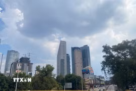 Bầu trời Mexico City phủ lớp mờ do ô nhiễm không khí, ảnh hưởng đến chất lượng môi trường tại thủ đô Mexico. (Ảnh: Phương Lan/TTXVN)