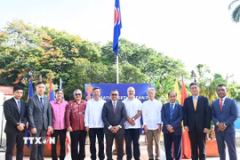 Đại sứ các nước thành viên ASEAN tại Cuba cùng quan khách chụp ảnh chung. (Ảnh: Việt Hùng/TTXVN)