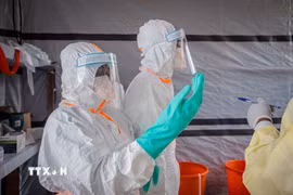 Nhân viên y tế làm việc tại trung tâm điều trị Ebola tại CHDC Congo. (Ảnh: THX/TTXVN phát)