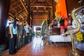 Đại biểu dành phút mặc niệm, tưởng nhớ 99 liệt sĩ Thanh niên xung phong đã anh dũng hy sinh trong chiến tranh bảo vệ biên giới Tây Nam. (Ảnh: Giang Phương/TTXVN)
