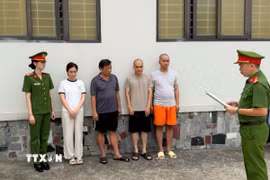 Cơ quan Cảnh sát điều tra Công an tỉnh Thanh Hóa đã khởi tố thêm 4 bị can về tội "Buôn lậu", thu giữ thêm 354 viên kim cương các loại, tổng trị giá khoảng 68,8 tỷ đồng. (Ảnh TTXVN phát)