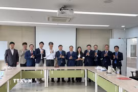 Đoàn công tác tỉnh Hưng Yên chụp ảnh lưu niệm cùng ban lãnh đạo Trung tâm châu Á, Đại học Quốc gia Seoul (SNU). (Ảnh: Nhật Hưng/TTXVN)