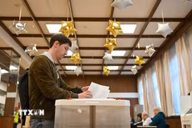 Cử tri bỏ phiếu bầu Hạ viện tại Moskva. (Ảnh: THX/TTXVN phát)