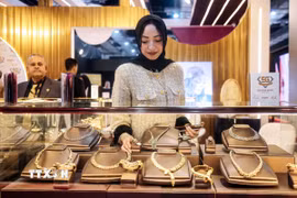 Trang sức vàng được trưng bày tại triển lãm ở Cairo, Ai Cập. (Ảnh: THX/TTXVN)