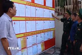 Tổ tuyên truyền bầu cử của Đồn Biên phòng Bến Đá, Ban chỉ huy Bộ đội Biên phòng Thành phố Hồ Chí Minh, giới thiệu tiểu sử các đại biểu cùng chương trình hành động để các cử tri theo dõi, sáng suốt lựa chọn những ứng viên phù hợp. (Ảnh: Huỳnh Sơn/TTXVN)