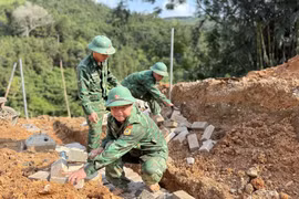 Lực lượng bộ đội biên phòng tham gia hỗ trợ xây dựng Điểm trường mầm non Cốc Pàng. (Ảnh: Chu Hiệu/TTXVN)