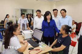 Bà Đào Hồng Lan, Ủy viên Trung ương Đảng, Bộ trưởng Bộ Y tế thăm các bệnh nhân tại bệnh viện Đa khoa Bắc Kạn. (Ảnh: Vũ Hoàng Giang/TTXVN)