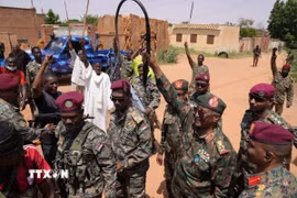 Tổng tư lệnh Lực lượng Vũ trang Sudan, Tướng Abdel Fattah Al Burhan (thứ 2, phải, phía trước), tại El Obeid, Bắc Kordofan, Sudan. (Ảnh: THX/TTXVN)