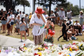 Đặt hoa tưởng niệm các nạn nhân vụ xả súng trên bãi biển Bondi ở Sydney, Australia ngày 15/12/2025. (Ảnh: THX/TTXVN)
