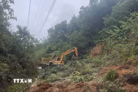 Một điểm sạt lở thuộc tuyến đường liên xã ở miền núi Thanh Hóa. (Ảnh: Nguyễn Nam-TTXVN)