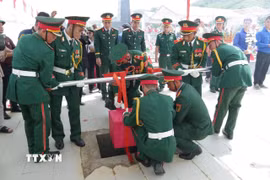 Quy tập hài cốt liệt sỹ được tìm thấy ở ngôi mộ tập thể ở xã Thu Bồn, thành phố Đà Nẵng. (Ảnh: Khoa Chương/TTXVN)