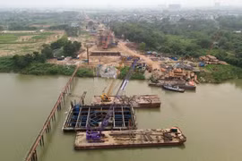 Trụ TC8 dưới nước và đường dẫn phía phố Nguyễn Sơn, phường Long Biên được nhà thầu Đạt Phương tăng tốc thi công đảm bảo tiến độ đề ra. (Ảnh: Quốc Khánh/TTXVN)