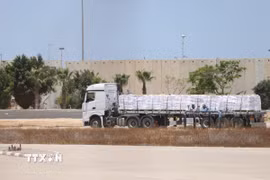 Xe tải chở hàng viện trợ tại cửa khẩu Kerem Shalom ở biên giới Israel và Dải Gaza. (Ảnh: THX/TTXVN)