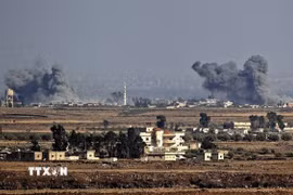 Khói bốc lên từ Kibbutz Ein Zivan, sau vụ không kích xuyên biên giới giữa Syria với Cao nguyên Golan. (Ảnh: The Times of Israel/TTXVN)