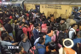 Hành khách tại nhà ga tàu hỏa New Delhi, Ấn Độ, ngày 15/2/2025. (Ảnh: AP/TTXVN)