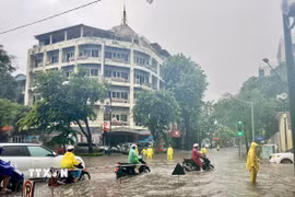 Khẩn trương tiêu thoát nước khu vực Phan Bội Châu giao với Lý Thường Kiệt. (Ảnh: Nguyễn Thắng/TTXVN)