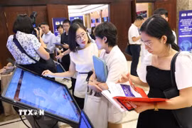 Đại biểu tại một diễn đàn trải nghiệm về chuyển đổi số. (Ảnh: Hà Anh/TTXVN phát)