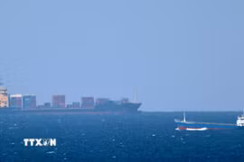 Tàu chở hàng hướng vào eo biển Hormuz. (Ảnh: AFP/TTXVN)