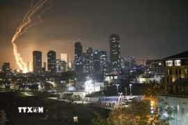 Iran tiến hành không kích xuống Tel Aviv, đáp trả các vụ tấn công của lực lượng Israel tối 13/6. (Ảnh: Anadolu Agency/TTXVN)