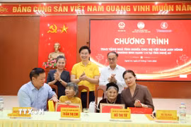 Phó Chủ tịch Ủy ban Trung ương Mặt trận Tổ quốc Việt Nam Hà Thị Nga (ngoài cùng tay phải) và các nhà tài trợ trao nhà tình nghĩa cho các Mẹ Việt Nam Anh hùng. (Ảnh: Trịnh Duy Hưng/TTXVN)